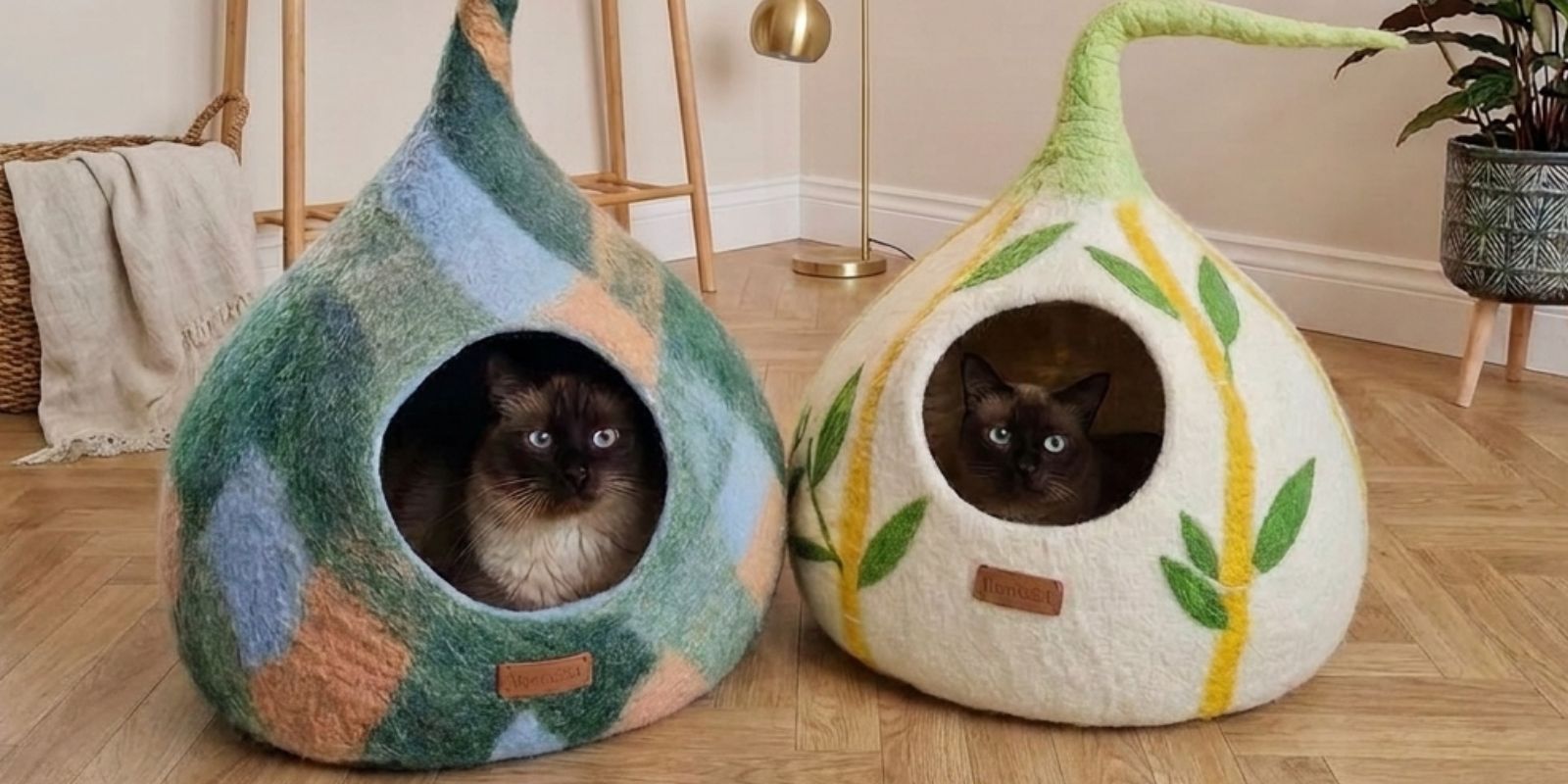 Deux chats installés dans des grottes pour chat en laine de mouton feutrée MariGold