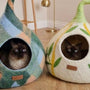 Deux chats installés dans des grottes pour chat en laine de mouton feutrée MariGold