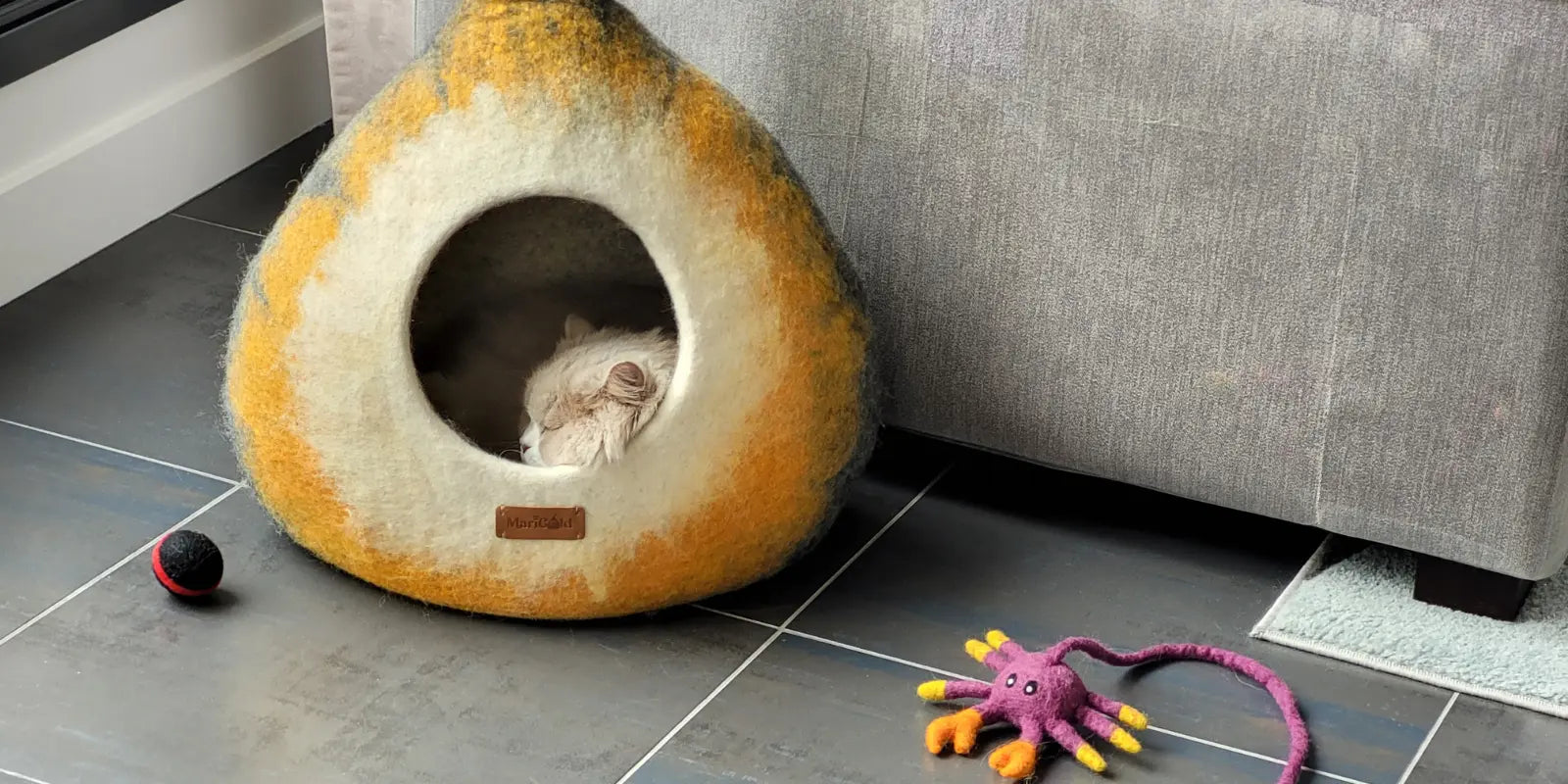 Laine-non-mulesing-pourquoi-choisir-un-lit-une-grotte-ou-un-abri-éthique-pour-votre-chat MariGold