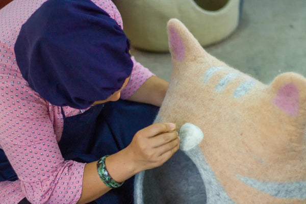 Lit pour chat en laine de mouton fabriquée à la main 